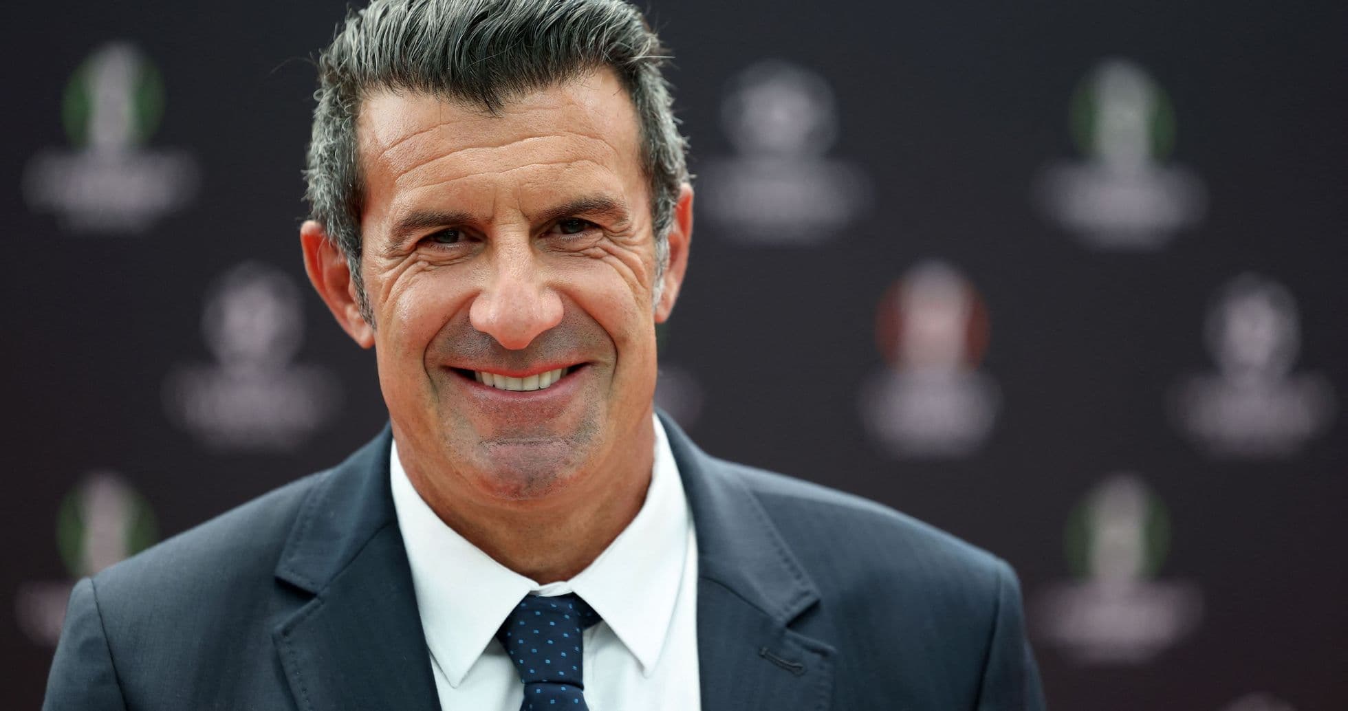 Hombre sonriendo en evento de fútbol