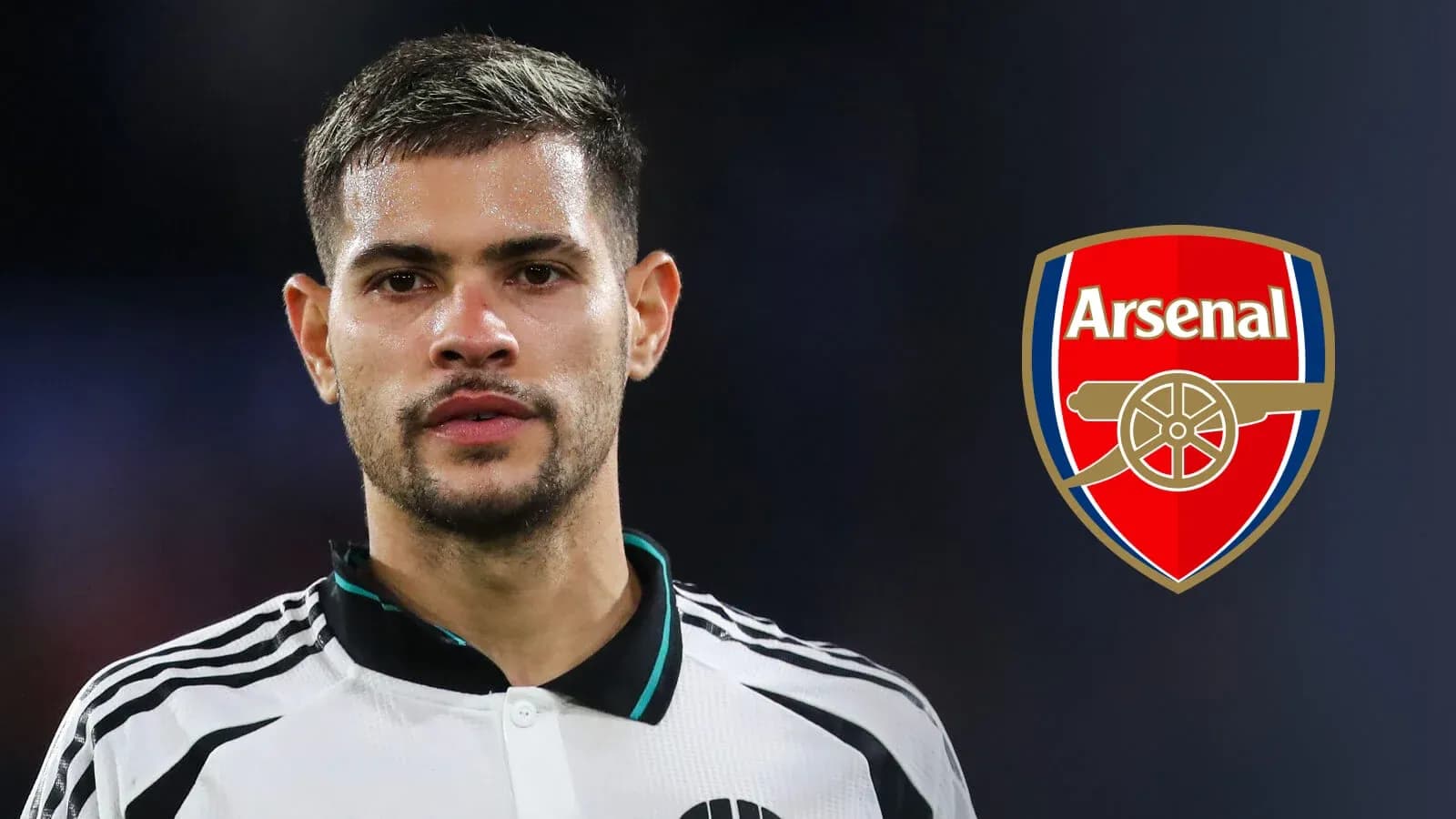 Jugador de fútbol con camiseta negra y logo de Arsenal