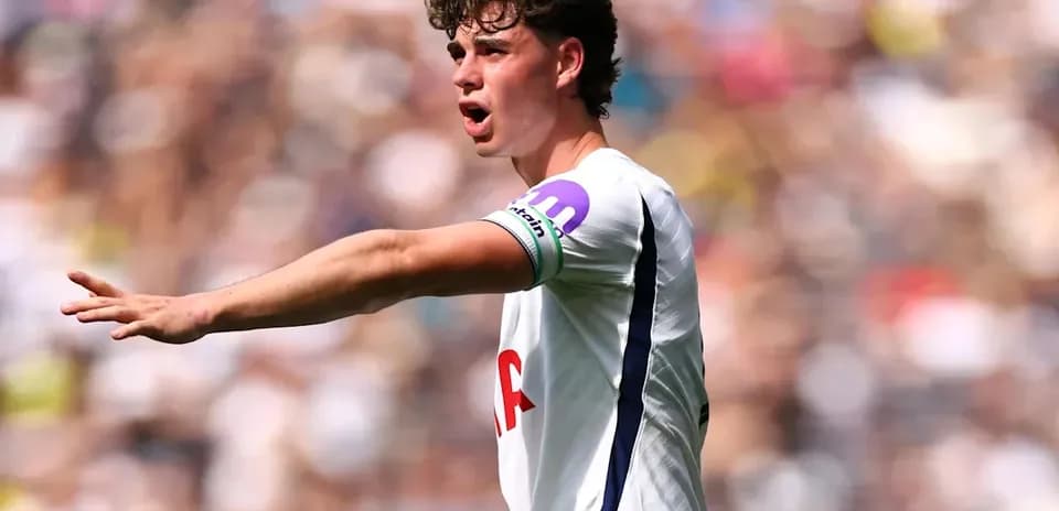 Jugador de Tottenham señalando durante un partido