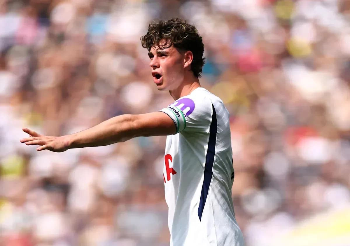 Jugador de Tottenham señalando durante un partido