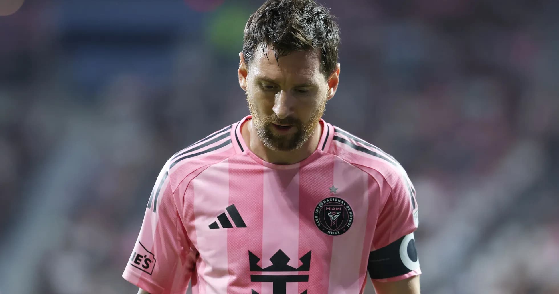 Jugador de Inter Miami con camiseta rosa en el campo