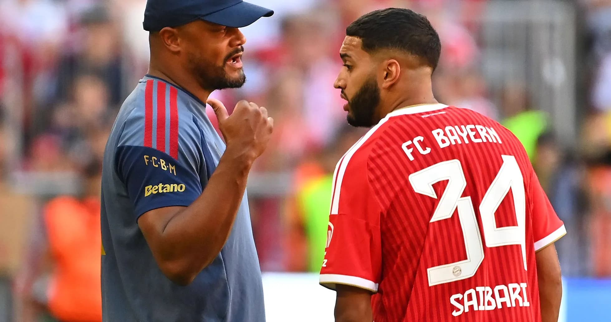 Entrenador hablando con jugador de FC Bayern