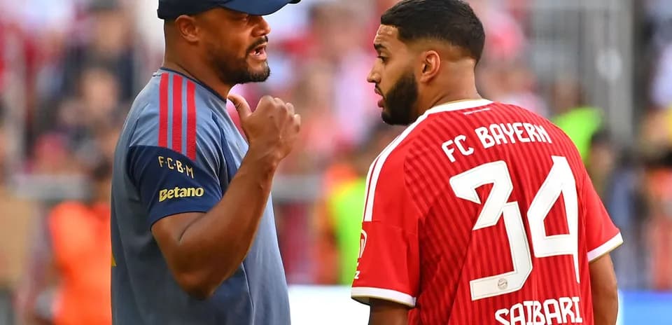 Entrenador hablando con jugador de FC Bayern