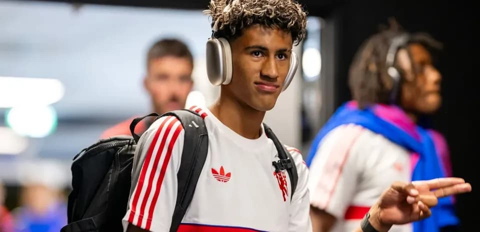 Jugador ingresando al vestuario con auriculares puestos