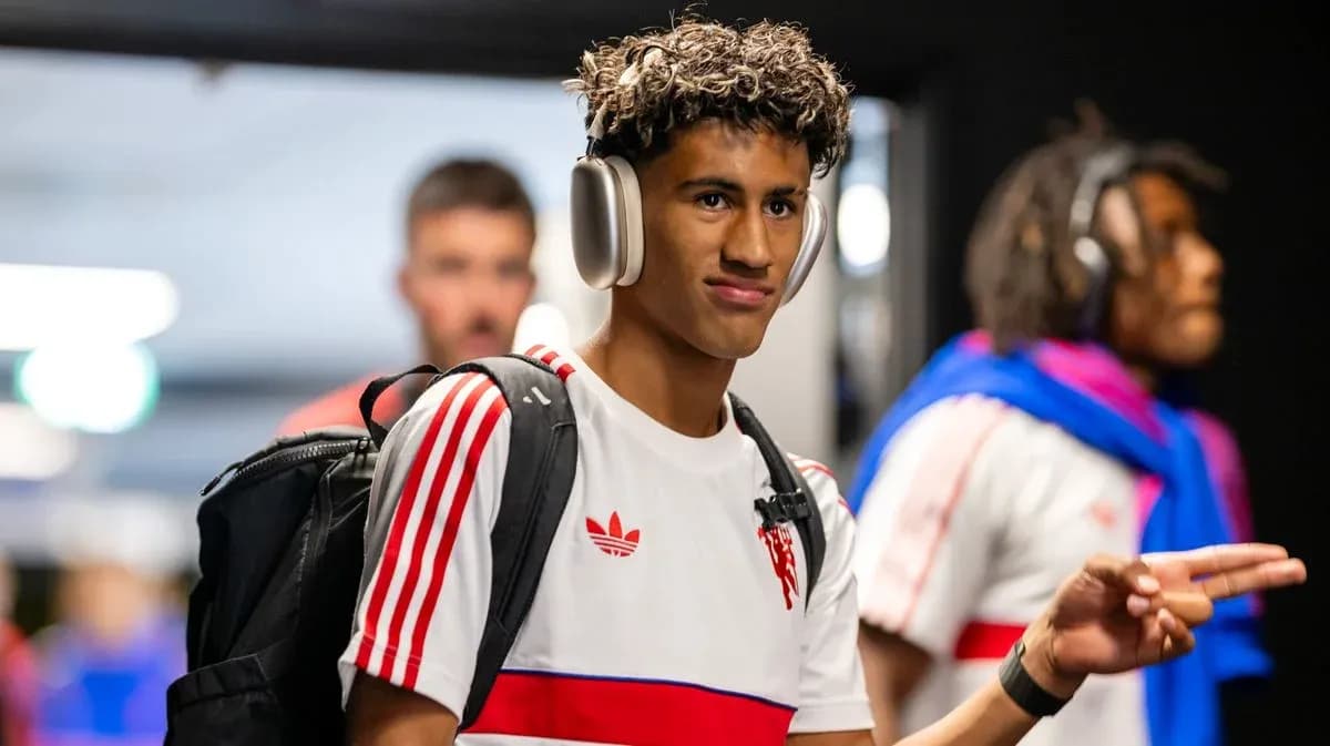 Jugador ingresando al vestuario con auriculares puestos