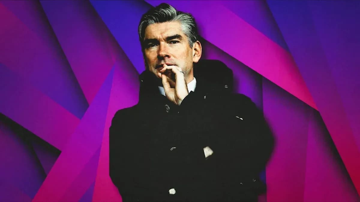 Hombre en abrigo con fondo de colores vivos