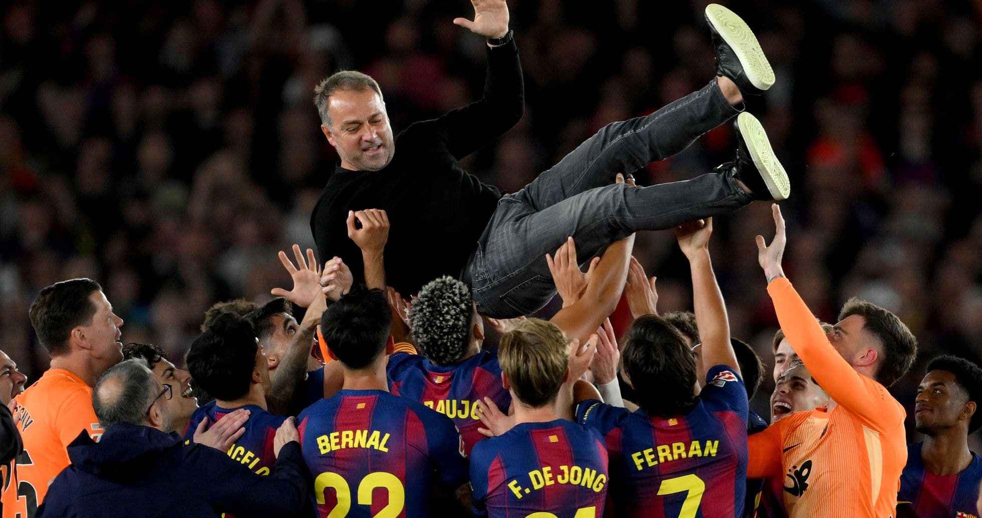 Entrenador levantado por jugadores tras victoria