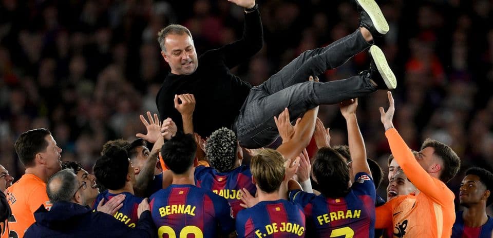 Entrenador levantado por jugadores tras victoria