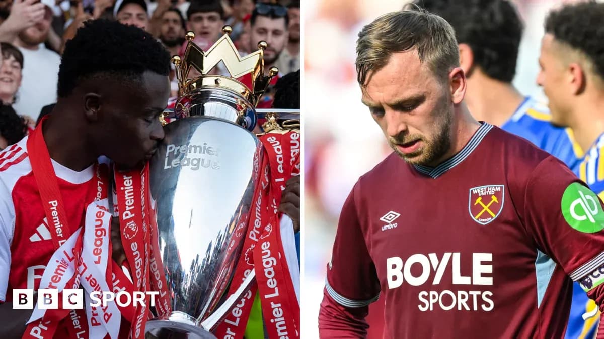Jugador celebrando con trofeo de Premier League y otro decepcionado