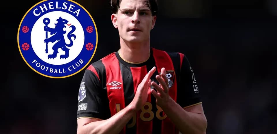 Jugador de Bournemouth aplaudiendo con logo de Chelsea