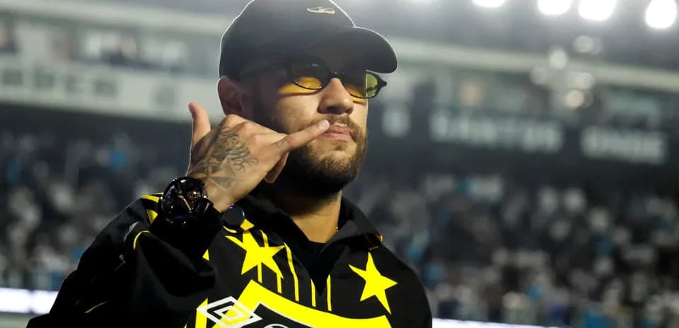 Jugador haciendo un gesto de saludo en el estadio