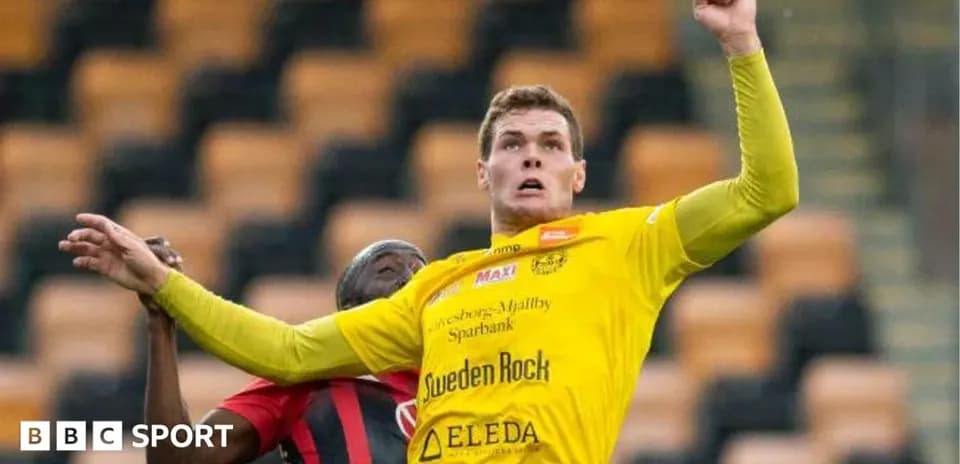 Jugador saltando para disputar el balón en partido