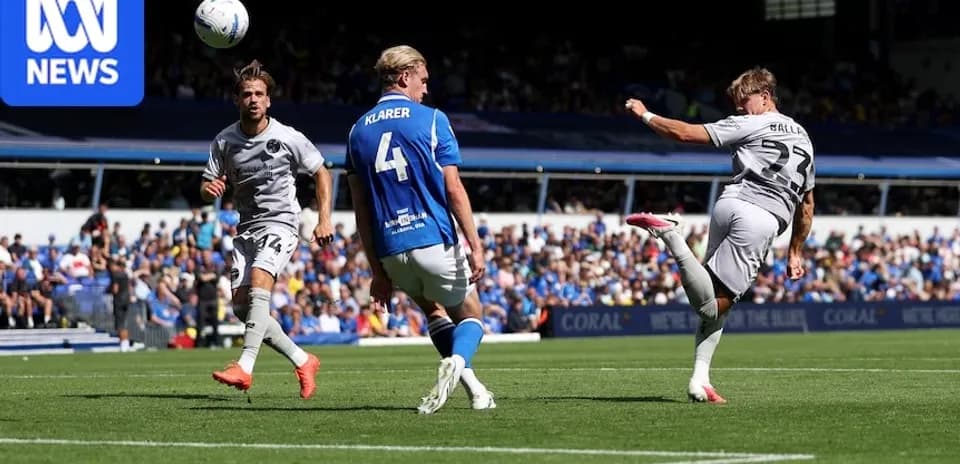 Jugador disparando a puerta durante un partido de fútbol