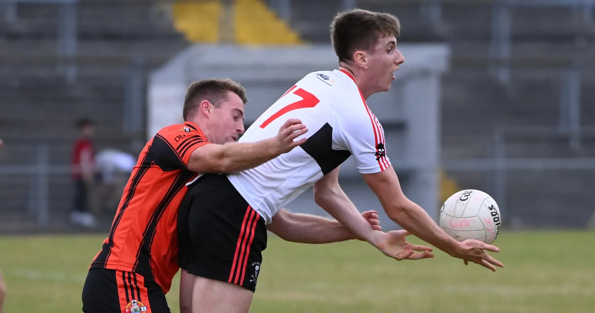 Jugador luchando por el balón en un partido de fútbol gaélico