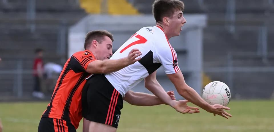 Jugador luchando por el balón en un partido de fútbol gaélico