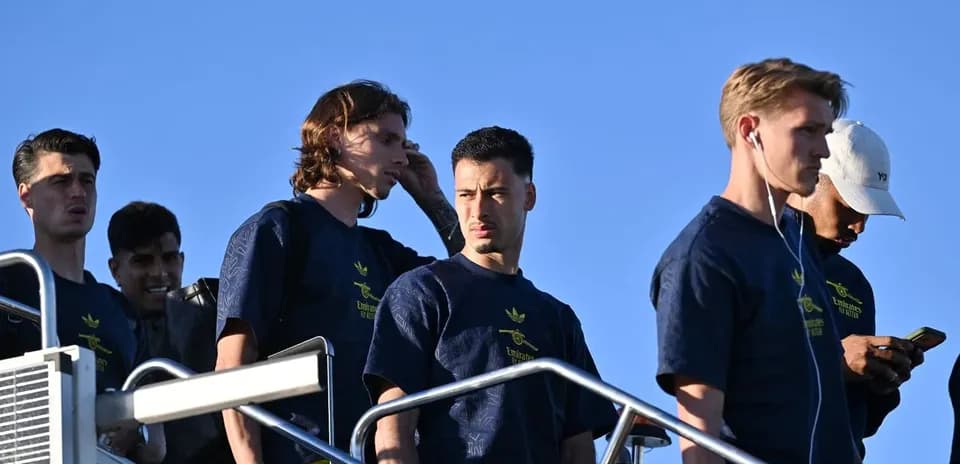 Jugadores descendiendo de un autobús en el entrenamiento