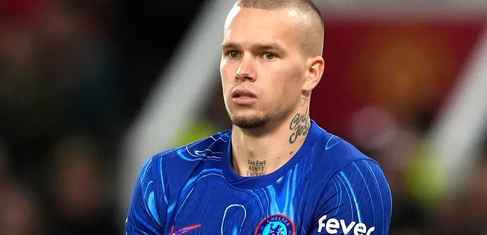Jugador de Chelsea en uniforme azul durante el partido