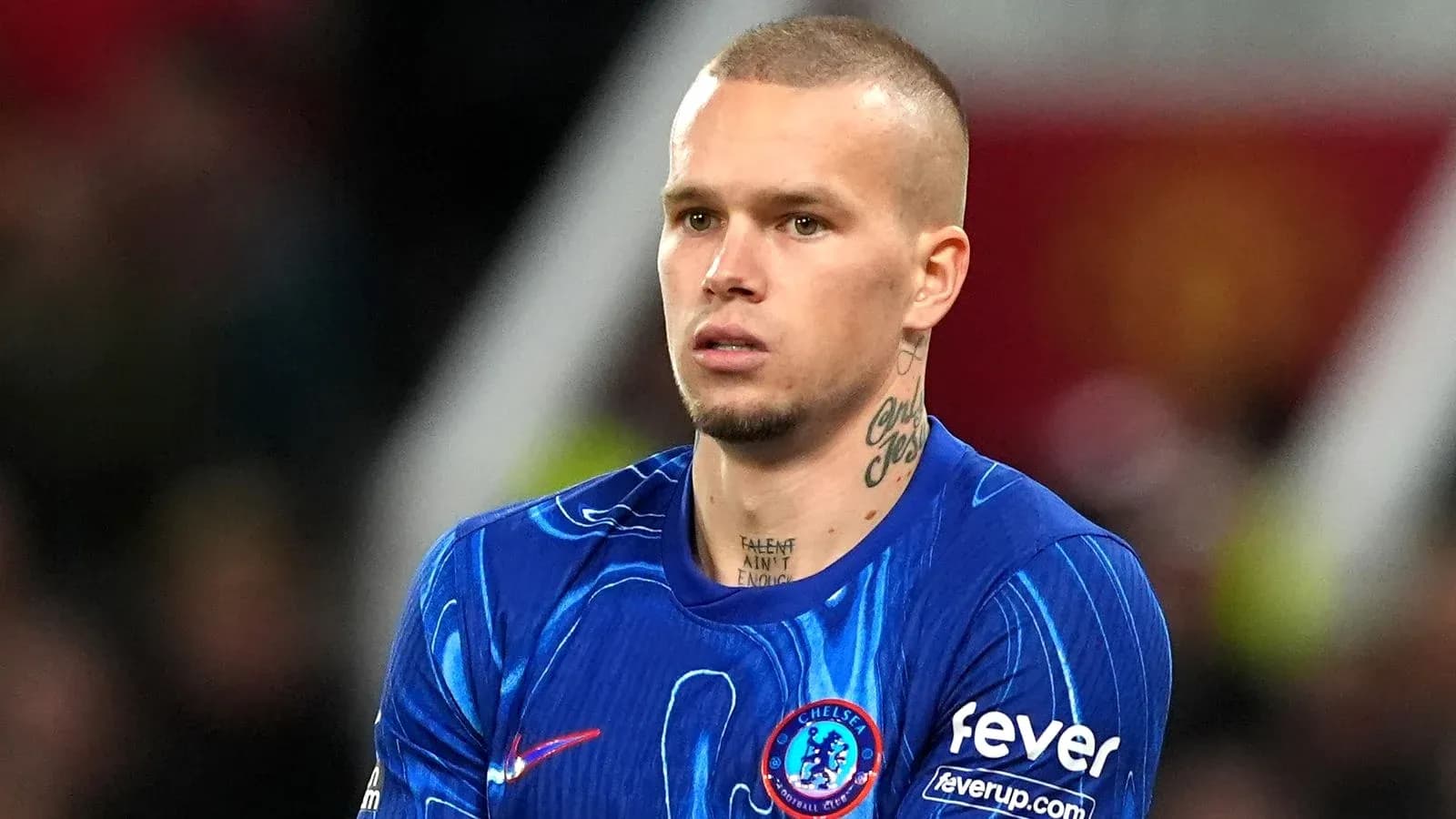 Jugador de Chelsea en uniforme azul durante el partido