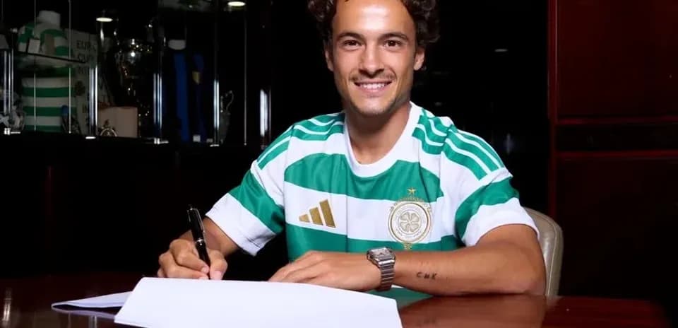 Jugador firmando contrato en camiseta del equipo
