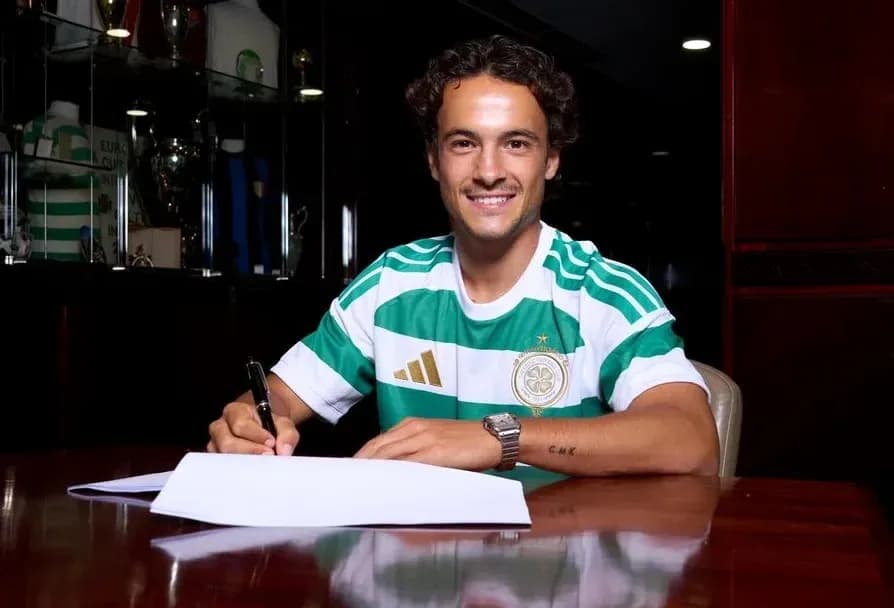 Jugador firmando contrato en camiseta del equipo