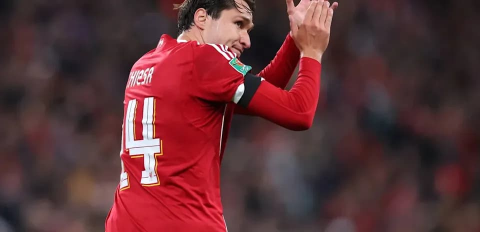 Jugador aplaudiendo en el campo de juego