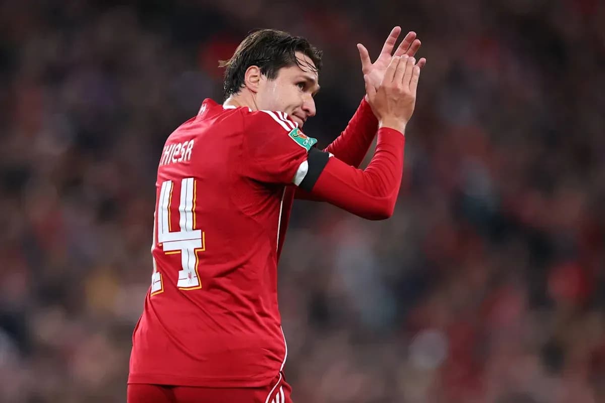 Jugador aplaudiendo en el campo de juego