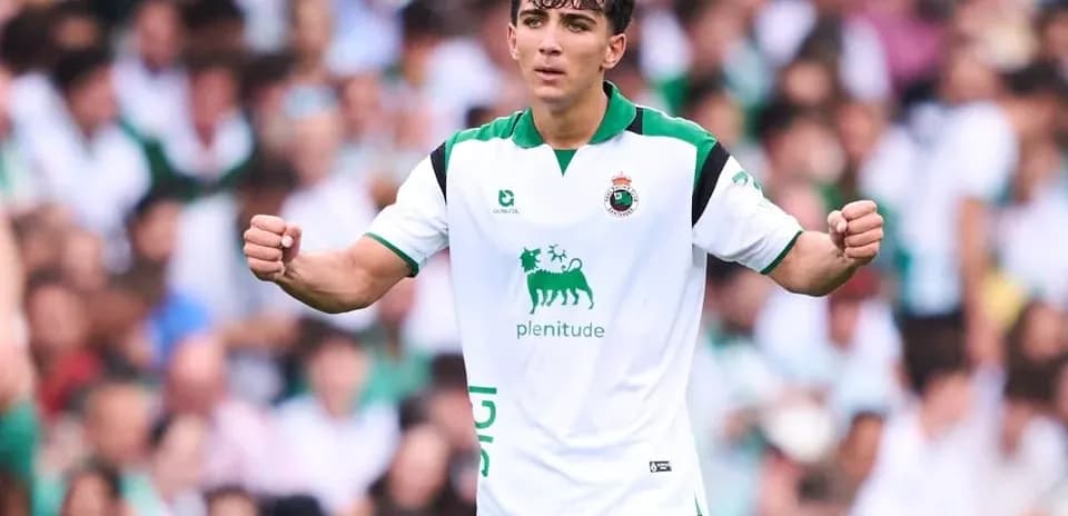 Jugador celebrando en el campo durante un partido