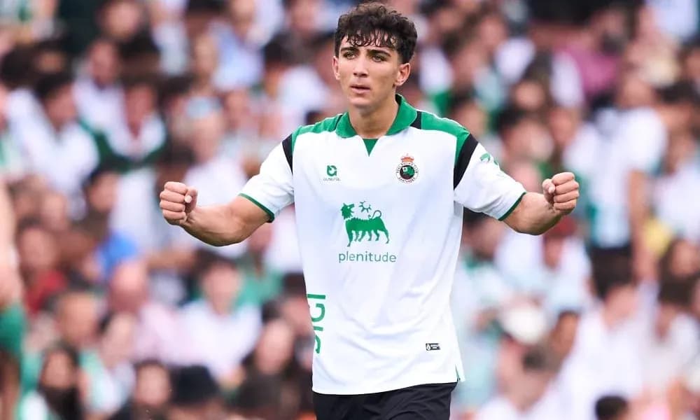 Jugador celebrando en el campo durante un partido