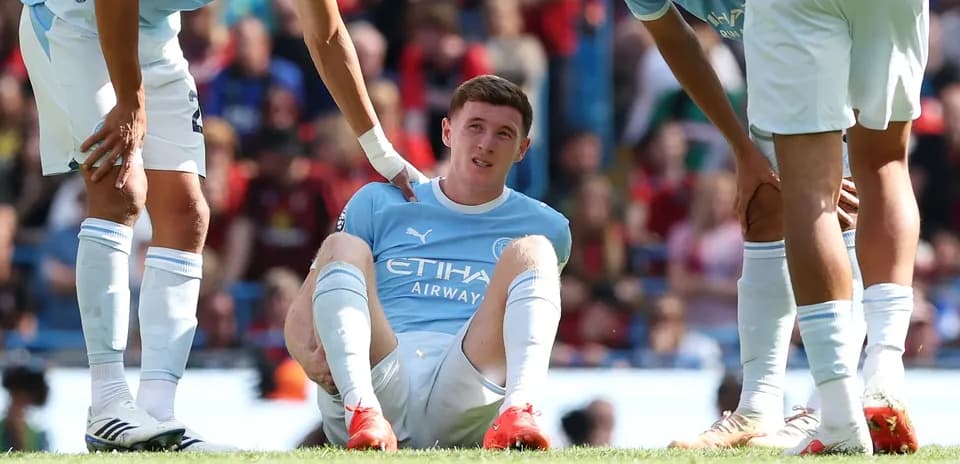 Jugador de Manchester City sentado tras una lesión
