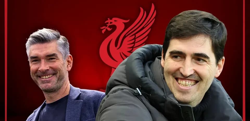 Entrenadores sonriendo con el logo de Liverpool de fondo