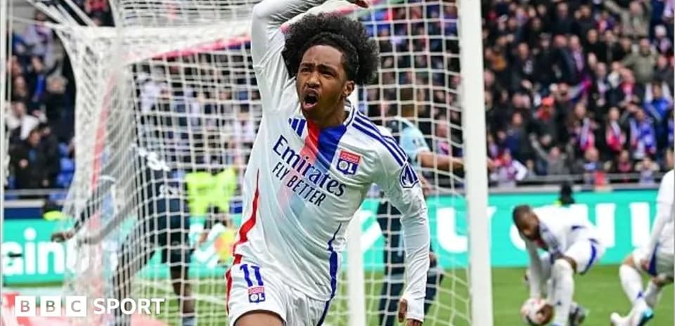Jugador de Lyon celebrando un gol en el estadio