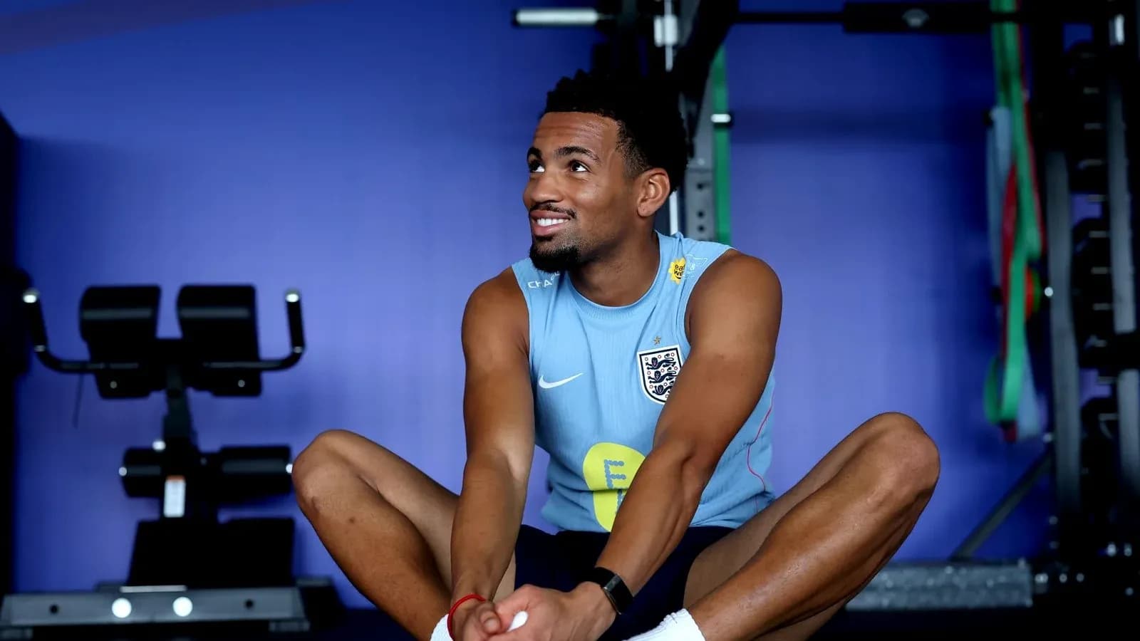 Jugador estirándose en gimnasio durante entrenamiento
