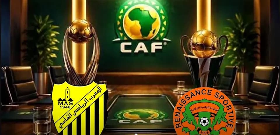 Trofeos y logotipos de equipos en sala CAF