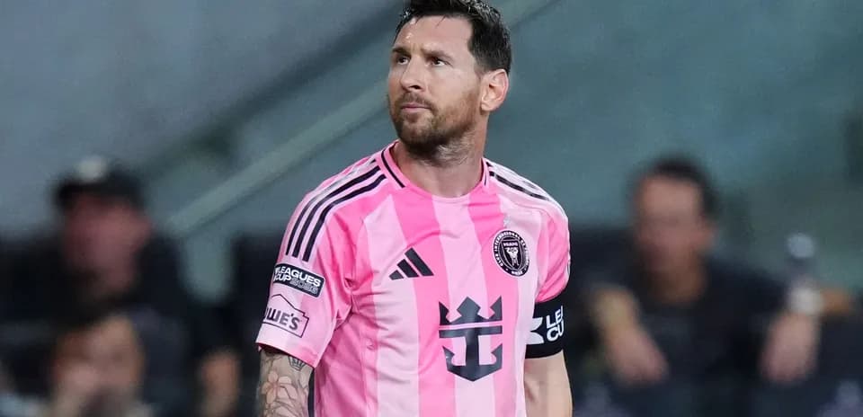 Jugador con camiseta rosa de Inter Miami en el partido