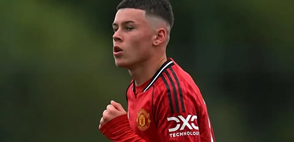 Jugador de Manchester United corriendo en el campo