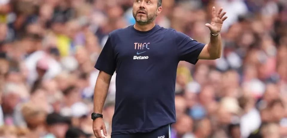 Entrenador dirigiendo al equipo desde la banda