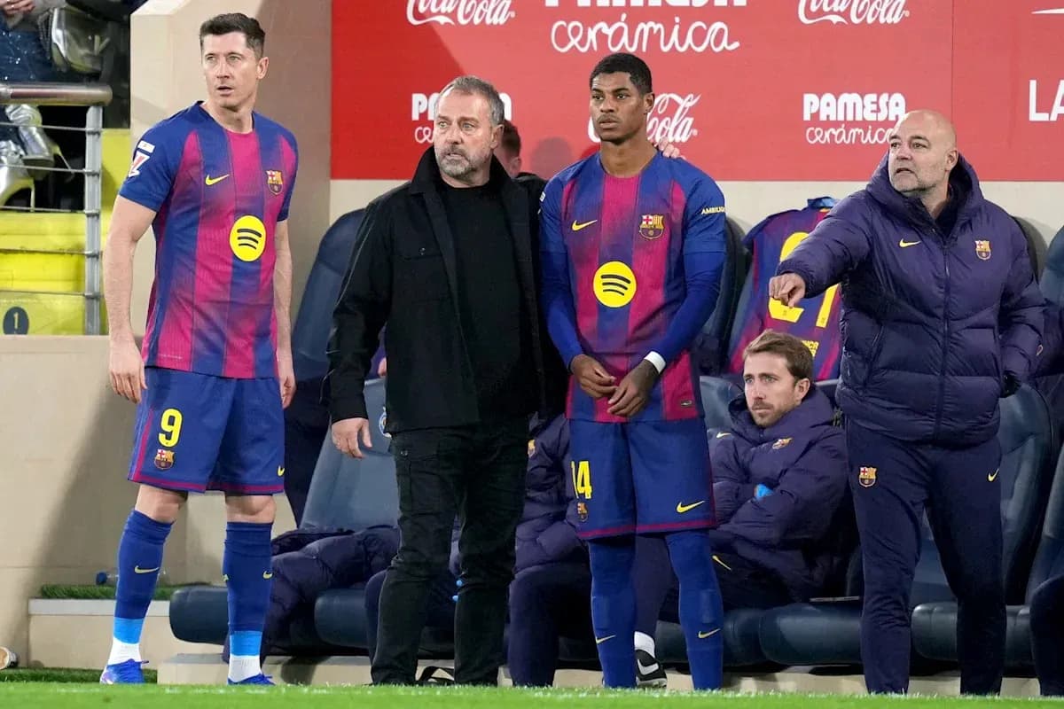 Jugadores y cuerpo técnico del FC Barcelona en el banquillo