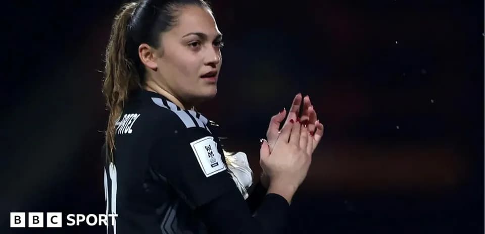 Portera aplaudiendo durante el partido