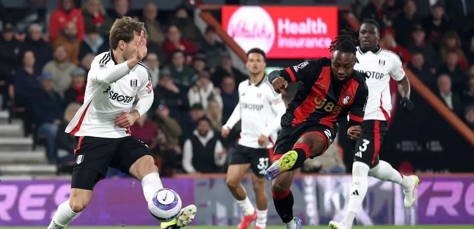 Jugador de Bournemouth disparando a puerta contra Fulham