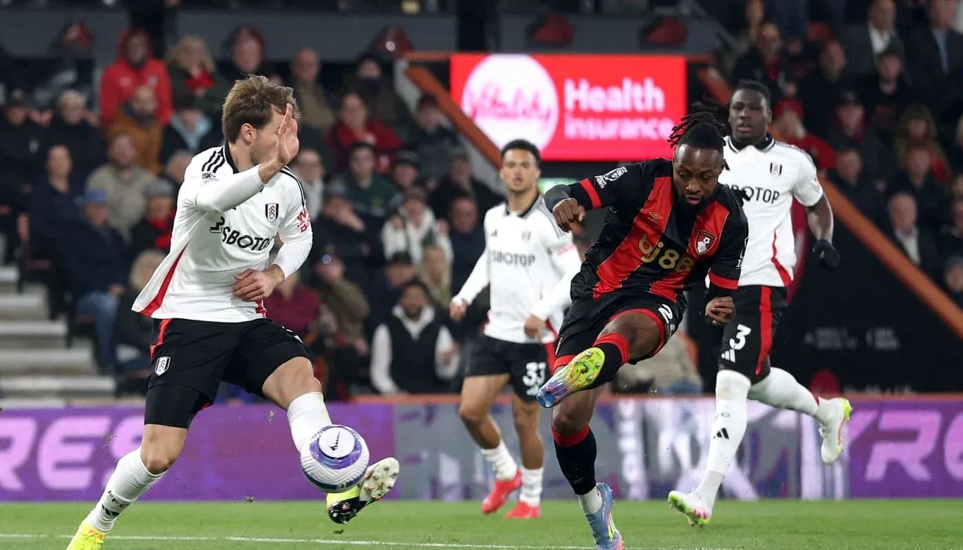 Jugador de Bournemouth disparando a puerta contra Fulham