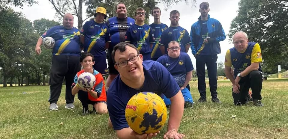 Grupo de jugadores de fútbol posando en el campo