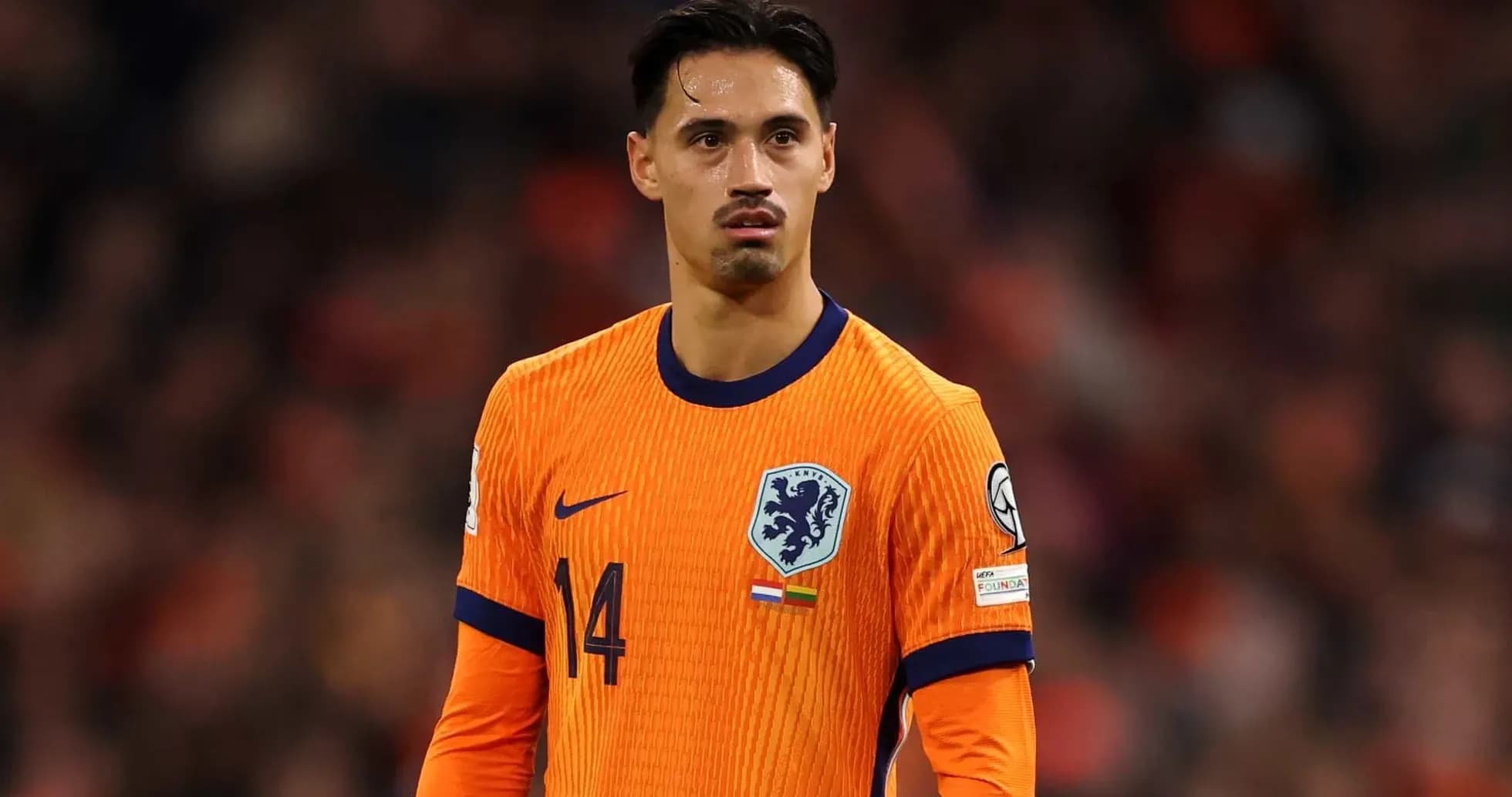 Jugador de Países Bajos con camiseta naranja en el campo