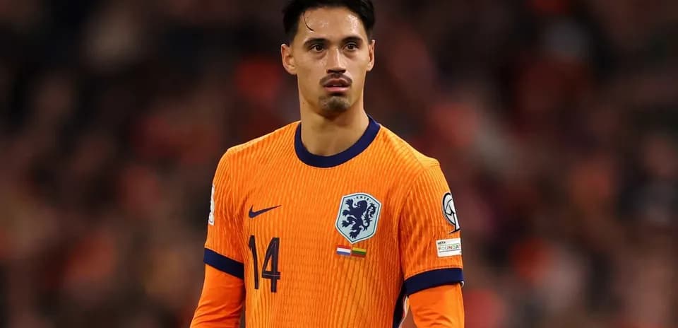 Jugador de Países Bajos con camiseta naranja en el campo