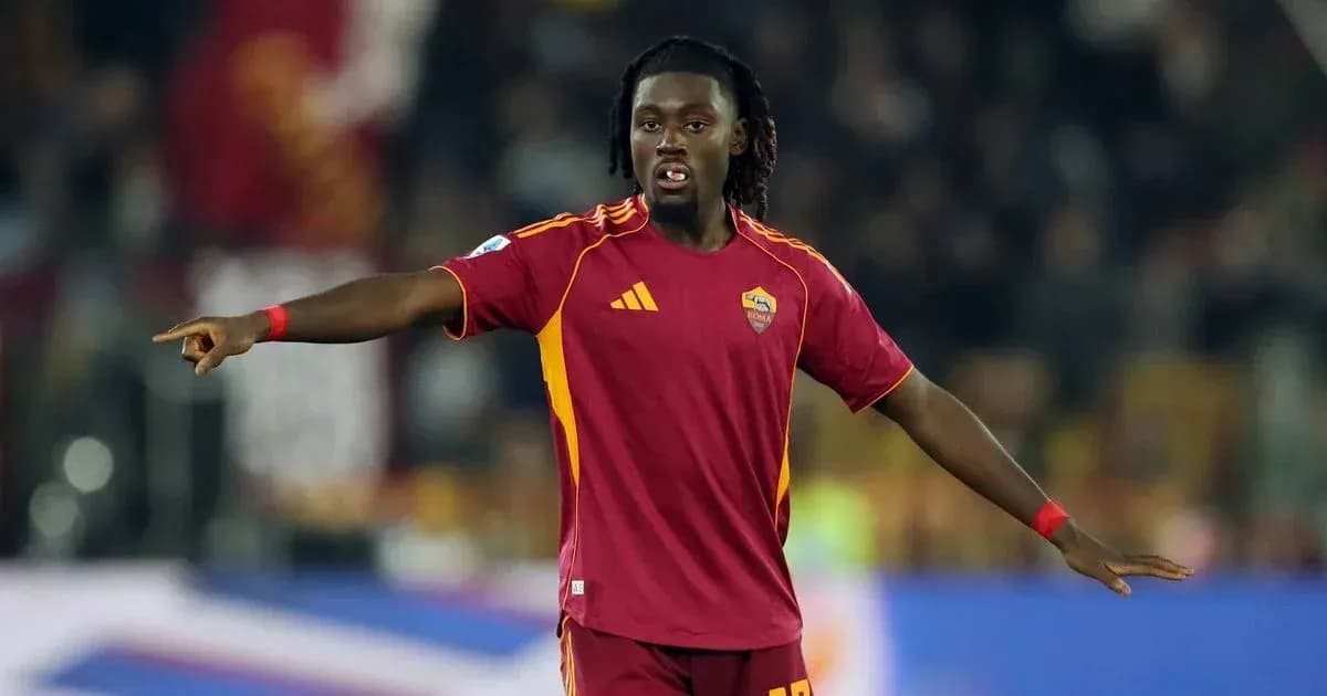 Jugador de la Roma señalando durante un partido