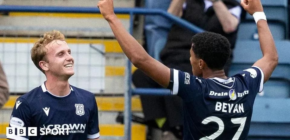 Jugadores de Dundee celebrando un gol juntos