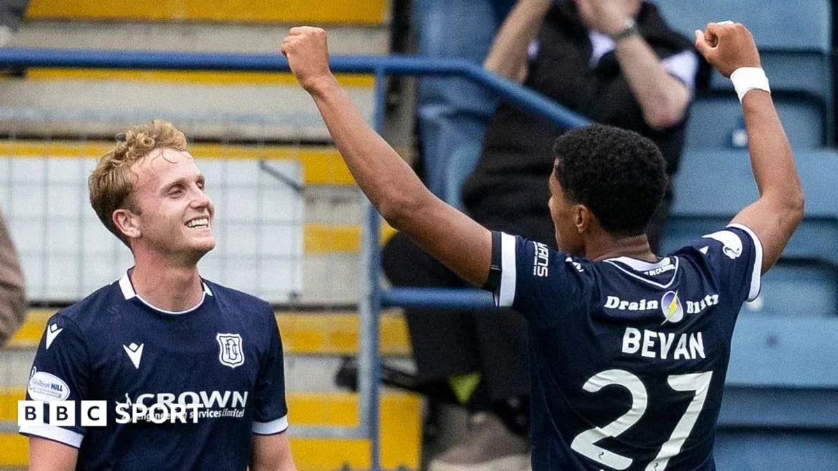 Jugadores de Dundee celebrando un gol juntos