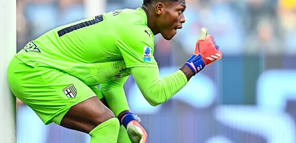Portero de Parma señalando durante el partido