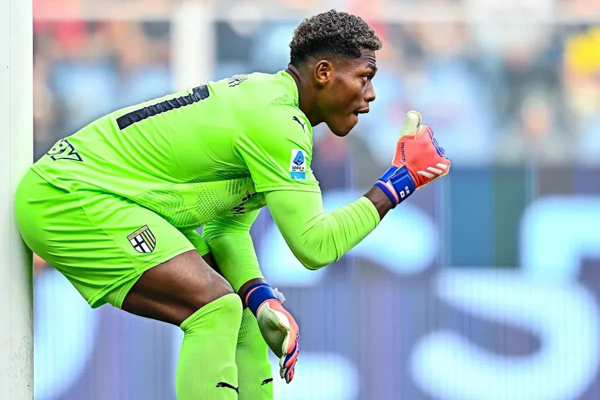 Portero de Parma señalando durante el partido