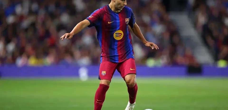 Jugador del Barcelona controlando el balón en el campo