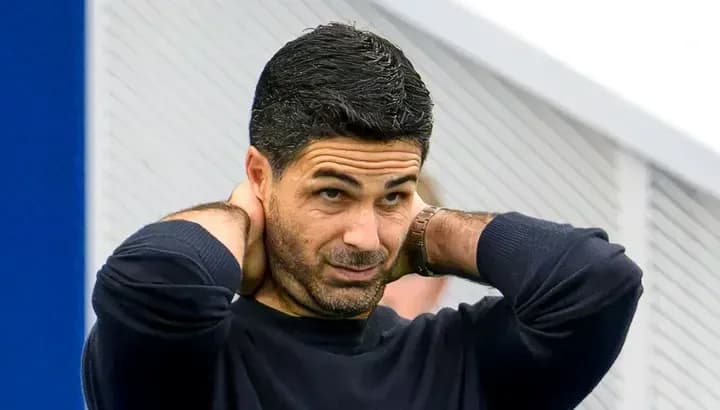 Entrenador ajustando su sudadera en el campo